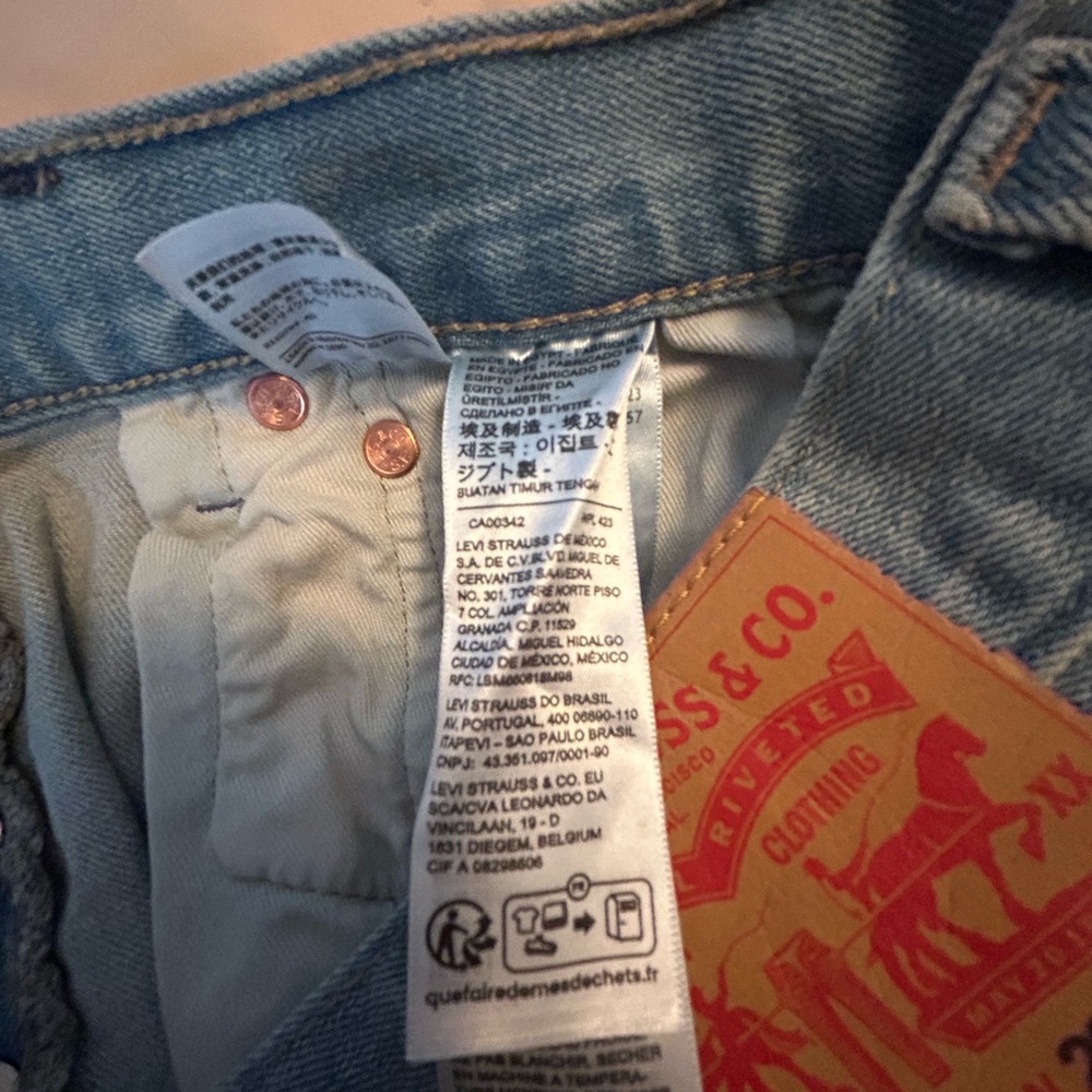 Button fly Levi’s 501- Never worn. Removed tags. Perfect condition! - Picture 8 of 9